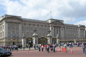 Buckingham Palace (WikiCommons: Arpingstone PD)