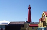Fyrtårnet Andenes og hvalsenteret (foto: WikiCommons Stahlkocher GPL)