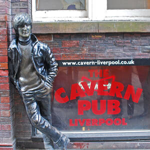 «John Lennon» utenfor Cavern Club