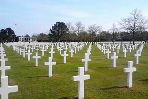 Omaha Beach, amerikansk krigskirkegård med 9386 gravstøtter